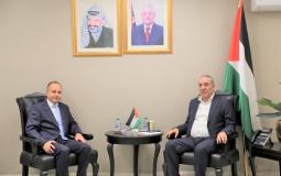جانب من لقاء حسين الشيخ مع السفير المصري لدى فلسطين