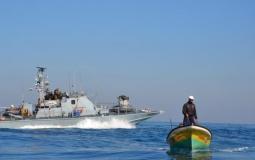 زوارق الاحتلال مع قارب صيد فلسطيني في عرض البحر - أرشيف
