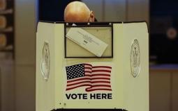 مواطن امريكي يدلى بصوته في الانتخابات النصفية الامريكية 2022