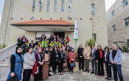 بلدية رام الله ترفع علم مدرسة صحية وصديقة للبيئة.