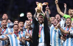 ميسي يحتفل بلقب كأس العالم 2022.