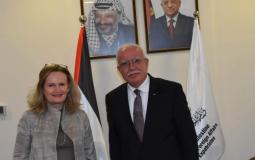 وزير الخارجية والمغتربين رياض المالكي مع القنصل البريطاني العام
