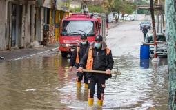الدفاع المدني في غزة خلال مهمات في المنخفضات الجوية