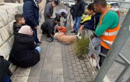 فلسطينيون يحاولون إسعاف المسنة المقدسية بعد الاعتداء عليها من مستوطن