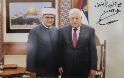 الرئيس الفلسطيني محمود عباس ووزير الأوقاف حاتم البكري