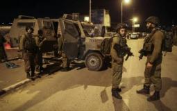 الاحتلال يعتقل شابا من مخيم جنين خلال مروره عبر حاجز الحمرا