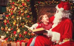 بابا نول مع طفلة خلال الاحتفال بطقوس الكريسماس - تعبيرية