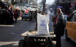 مواطنون يتسلمون كابونة الوكالة بغزة