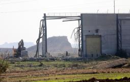 إسرائيل تبدأ بإزالة معبر كارني عند حدود غزة