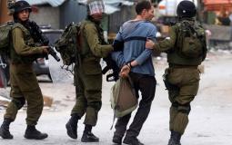 جنود إسرائيليون يعتقلون شابًا - أرشيف