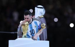 ليونيل ميسي نجم الارجنتين يقبل كأس العالم 2022