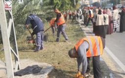 جانب من إطلاق بلدية دير البلح فعاليات حملة "بيدنا غزة جميلة"