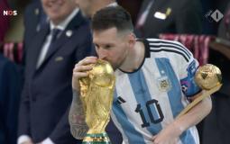 ميسي يقبل كأس العالم 2022