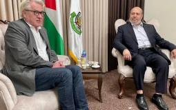 نائب رئيس حركة حماس خليل الحية خلال الاجتماع مع تور وينسلاند منسق الأمم المتحدة في غزة