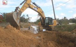 بلدية دير البلح تضع سواتر رملية