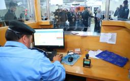 موظف بوزارة الداخلية في غزة يحصي أعداد المسافرين