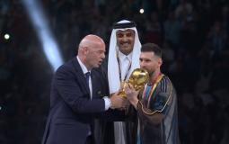 أمير قطر يهدي ميسي البشت في تتويج كأس العالم 2022