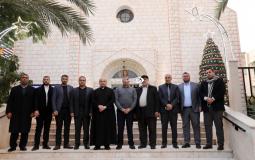 وفد حركة حماس خلال زيارته كنيسة دير اللاتين في غزة