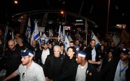 لابيد يشارك في المظاهرات الإسرائيلية في تل أبيب