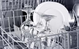 5 نصائح لتطهير وتنظيف الأواني بغسالة الأطباق