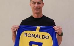 البرتغالي رونالدو يحمل قميص نادي النصر السعودي.jpg