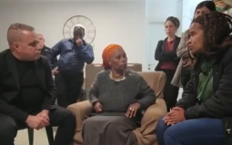 لقاء سابق بين رئيس بلدية عسقلان مع والدة منغستو بعد بث رسالة القسام