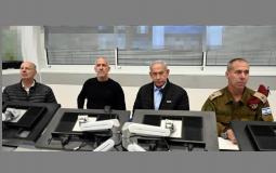 بنيامين نتنياهو مع قادة المؤسسة الأمنية الاسرائيلية