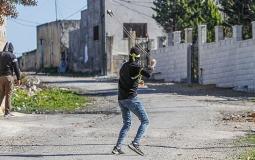 شاب فلسطيني يرمي الحجارة