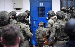 قوات القمع تقتحم قسم (3) في سجن النقب