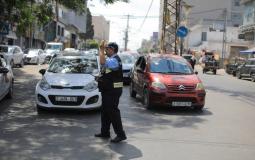 شرطي مرور ينظم حركة السير في غزة