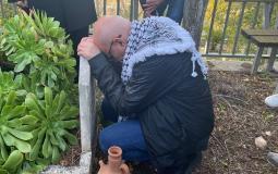 الاسير المحرر كريم يونس عند قبر والديه