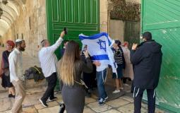 مستوطنون يرفعون العلم الإسرائيلي اليوم بالأقصى
