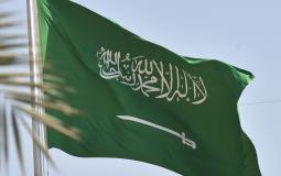 العلم السعودي يرفرف في السماء