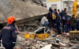 انقاذ العالقين تحت الأنقاض جراء زلزال تركيا.JPG