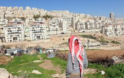 مواطن ينظر الى الأراضي الفلسطينية التي تم استيطانها - تعبيرية