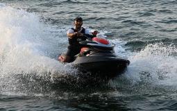 ركوب الدراجات المائية في بحر جدة