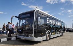 حافلة كهربائية تنقل مواطنين في جدة