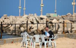 مواطنون من غزة يتنفسون الحياة قرب بحر غزة