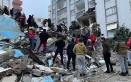 البحث عن أشخاص تحت الأنقاض في زلزال تركيا المدمر
