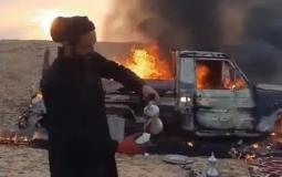 مواطن سعودي يُقدم القهوة لضيوفه قرب سيارته المشتعلة