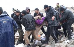 طواقم الدفاع المدني السوري تقوم بانتشال ضحايا الزلزال