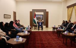جانب من لقاء الرئيس عباس مع الوفد القطري