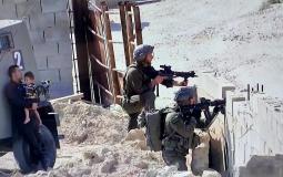 جنود جيش الاحتلال يحتجزون فلسطيني وطفله في مخيم عقبة جبر