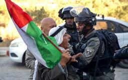 شرطة الاحتلال تواجه أحد الفلسطينيين