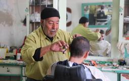 مُسن فلسطيني يعمل في مهنة الحلاقة