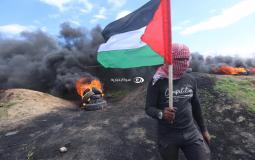 فلسطينيون يشعلون الإطارات على حدود غزة