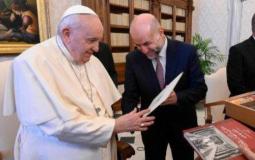 محمود الهباش يسلم البابا فرنسيس رسالة من الرئيس محمود عباس 