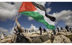 رجل يحمل علم فلسطين
