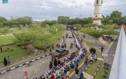 المملكة العربية السعودية تقيم أطول مائدة إفطار في إندونسيا