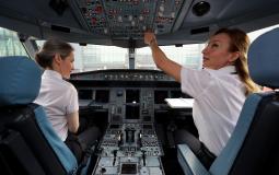نساء تركيات يعملن في مهمة الطيران